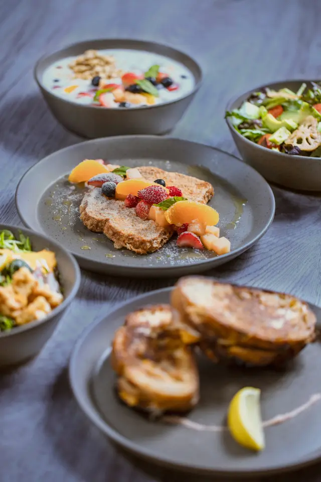 法式麵包配上鮮奶油、時令水果及楓葉糖漿 