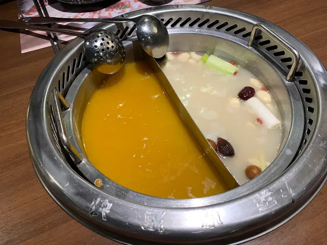 清湯其實係藥材湯,
以紅棗、枸杞、香葉、草果、桂圓等中藥熬製而成,入口清甜帶有藥材味,清香味美,
未放肉去打邊爐之前,我同小妹都各自飲左兩碗,正!👍🏻😋 🌟推薦❗️
酸辣湯
原來係泡椒湯底,
小編最鐘意食泡椒雞翼,
不過用泡椒做湯底真係第一次試,
香濃微辣惹味!