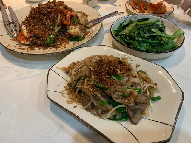 原價$736,而家只需優惠價$469,
包避風塘炒辣蟹一隻、蟹油炒麵或避風塘炒牛河二揀一、蒜蓉炒時蔬,都幾抵!