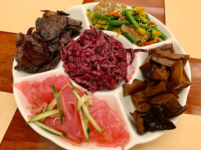 小青瓜 - 幾特別,爽脆 👍🏼 醬燒菌 👍🏼 紫甘藍醋粉皮 - 酸酸地幾開胃 👍🏼 香麻海苔麵根 👍🏼 紅菜頭沙律 (中間)- 有啲似藥水味 😝👎🏿