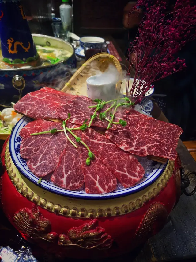 首先就當然叫份牛打響頭炮,呢份安格斯牛肉同樣用龍紋鍋盛載,伴隨乾冰飄出煙霧,整體觀感又再矜貴一個檔次花紋﹑色澤分明,厚薄適中食落肉質鮮嫩,濃厚牛香