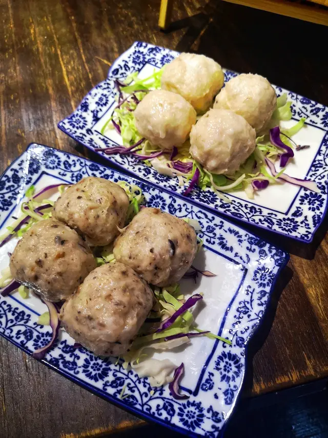 ★★★★手打黑松露野菌鮮蝦丸 $68★★★★手打黃金流心鮮蝦丸 $68手打丸可以選擇叫半份,我地就叫咗兩款蝦丸試下,大大粒夠份量,入口彈牙,黑松露味同黃金味都好出,同時又唔會遮蓋蝦丸本身嘅鮮味特別係黃金流心鮮蝦丸,入口時小心熱,一唔覺意D流心勁多爆晒出嚟