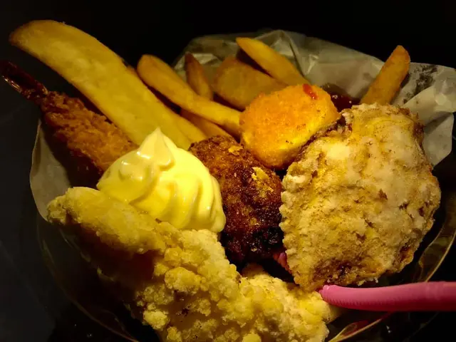海鮮杯:粗幼薯條、帶子、海蝦、生蠔、魚柳、釀蟹蓋