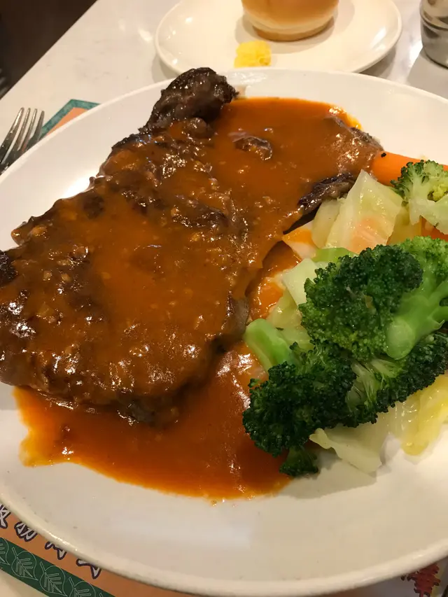 鐵板肉眼牛扒(蒜蓉汁碟上)