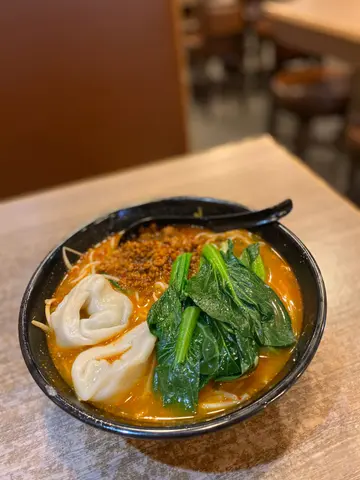 上海雲吞菜心炸醬酸辣米線