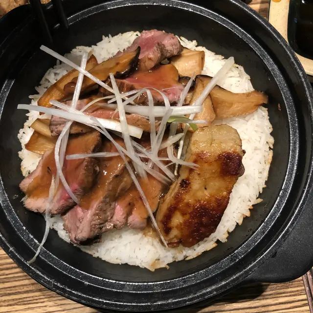 鵝肝慢煮牛柳煲仔飯