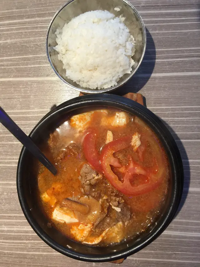 蕃茄泡菜豆腐鍋，跟飯