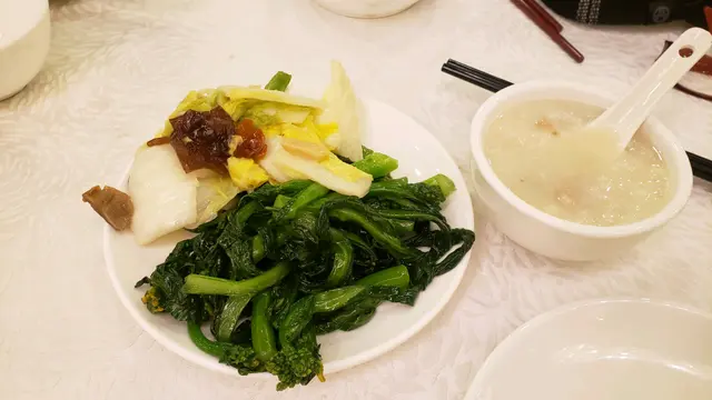 皮蛋瘦肉粥非常鹹。