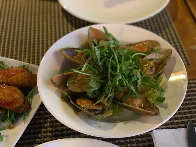 青口幾新鮮大隻,
雖然menu上話係白酒煮,
不過食落唔似,
反而應該係墨西哥風味嘅醬汁,
有少少辣,但幾鮮香。