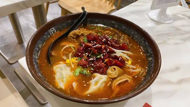 麻辣小鍋米線（配牛腩、豬大腸、黑松露水餃、牛肚）