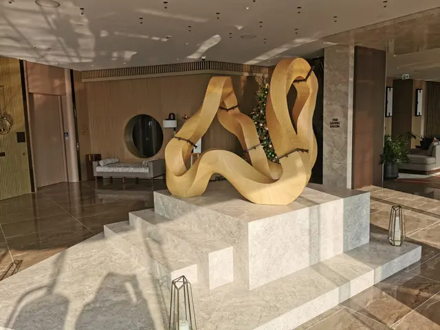 一出電梯會見到巨型雕塑