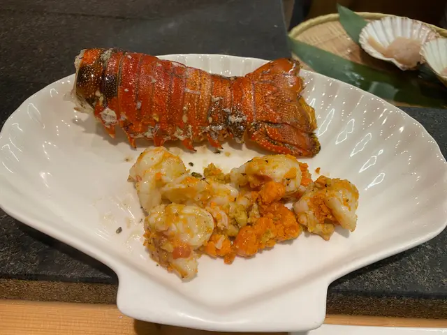 廚師用龍蝦頭既膏煮汁，再倒落龍蝦肉煮