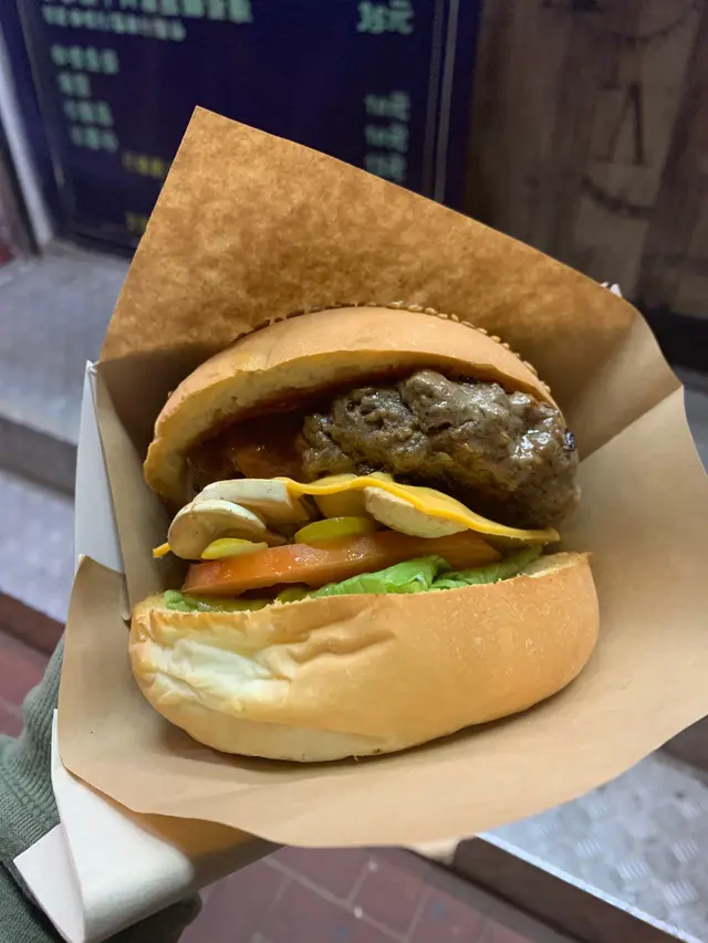 自製牛肉漢堡（+芝士、磨菇）