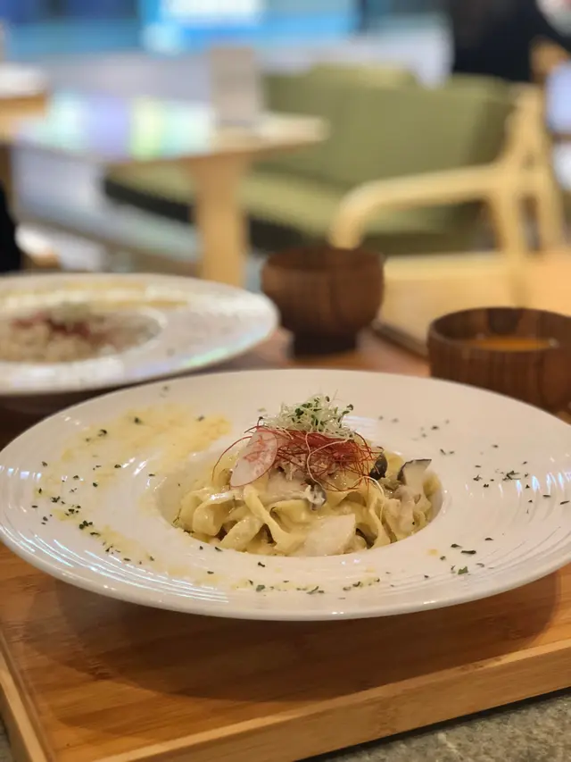 蟹肉忌廉蛋黃汁闊條麵