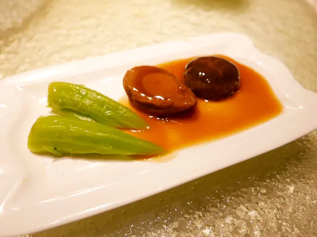 六頭蠔皇鮑魚伴菜遠