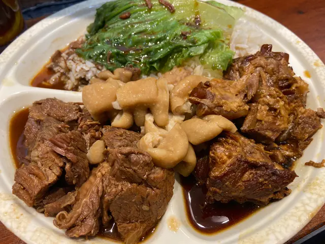 日式豬軟骨、柱候牛腩及豬大腸飯