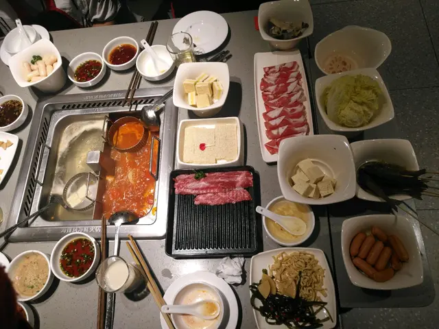 牛小排，羊肉卷，凍豆腐，芝士腸，大白菜，活蝦