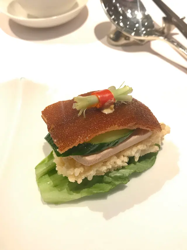 鵝肝脆米乳豬件