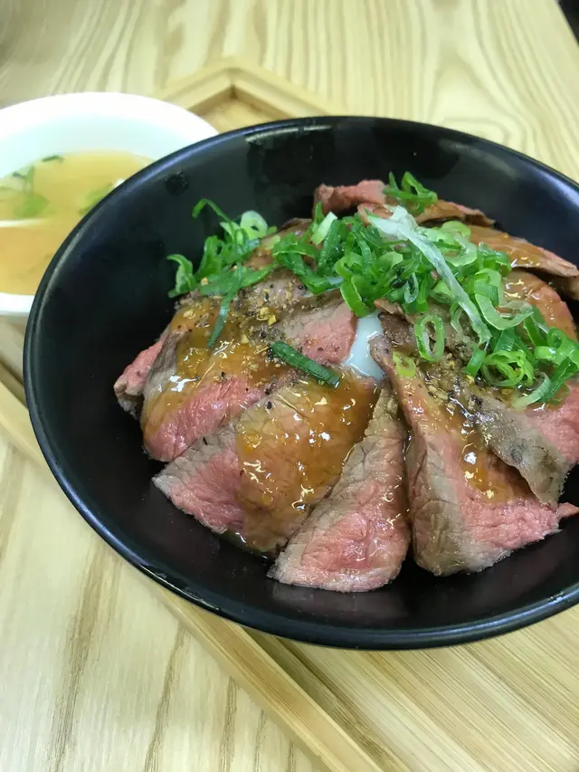 慢煮火炙牛腹扒丼