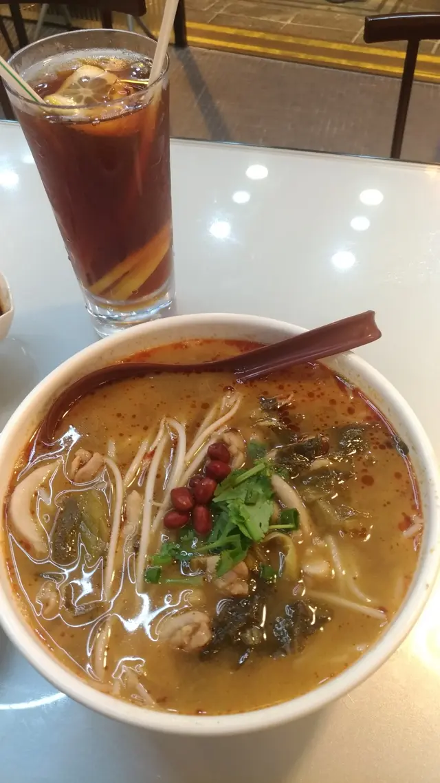 雞肉麻辣米線加凍檸茶