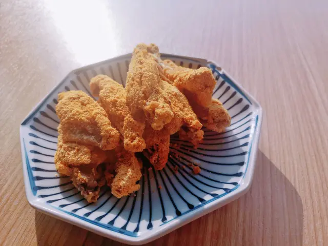 這份雞翅份量很多，而且已拆單骨吃起來非常方便
外層的粉不會很厚卻非常的香脆有口感，
雞肉也很嫩滑，很好吃的一款小吃