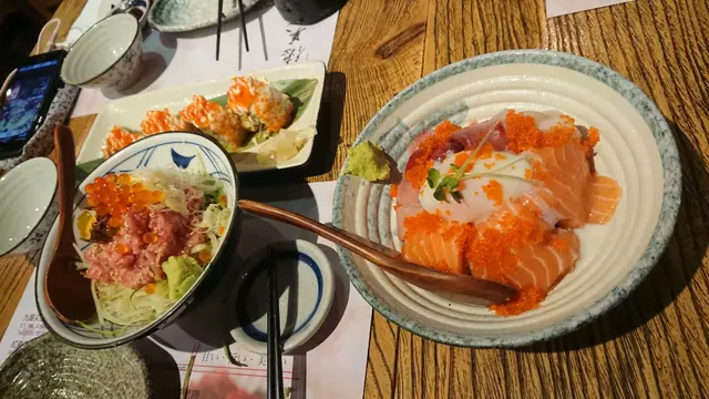 三文魚拌飯，吞拿魚拌飯