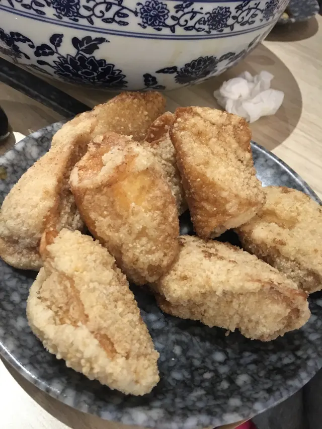 新鮮炸起！熱辣辣～ 咬落去都好有菇味，亦未至於炸到好乾，仲鎖到水份，唔錯！