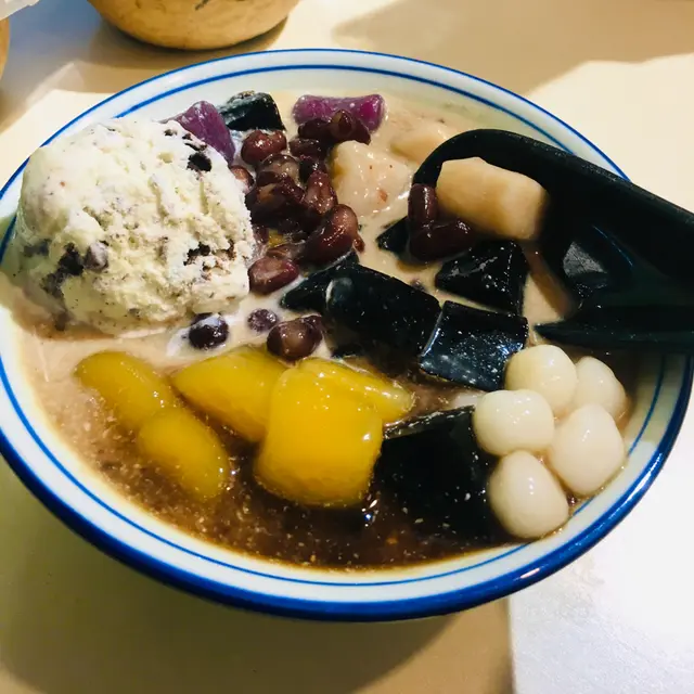 原來係凍涼粉同凍雪糕加芋圓，口味幾夾，唔錯！