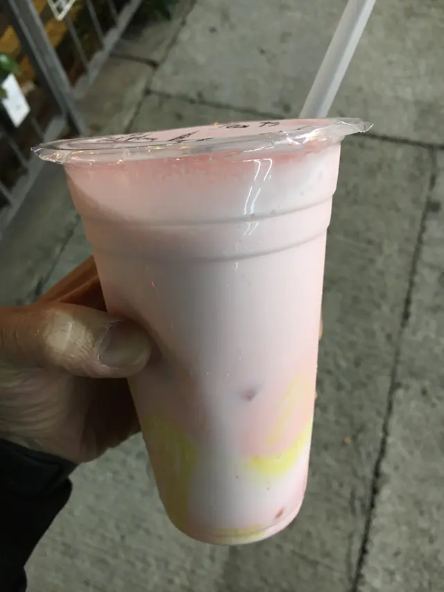 士多啤梨鮮奶+布甸