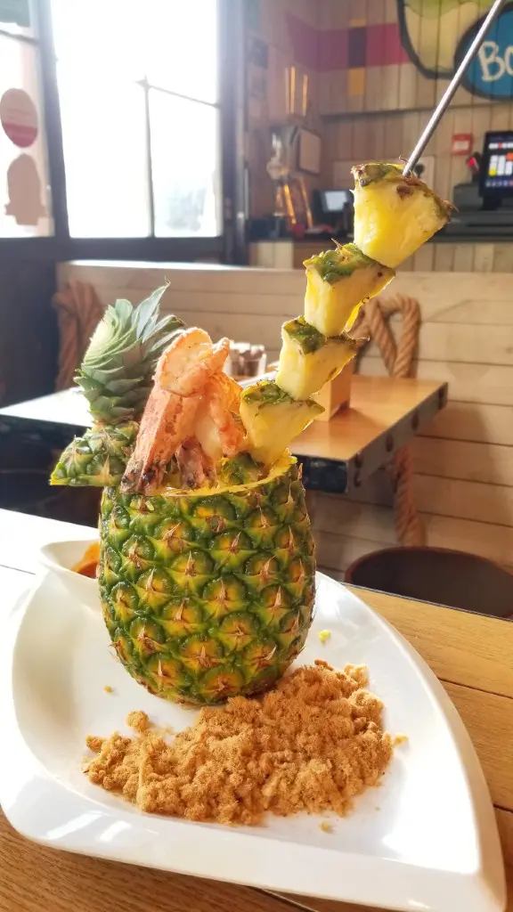 菠蘿炒飯配虎蝦