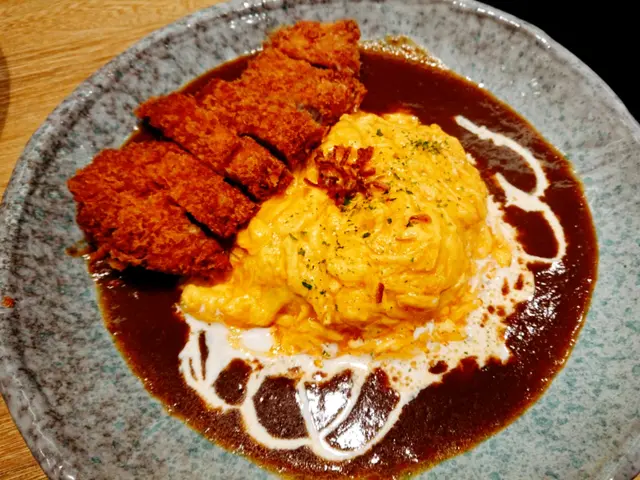 吉列豚肉佐咖哩蛋包飯