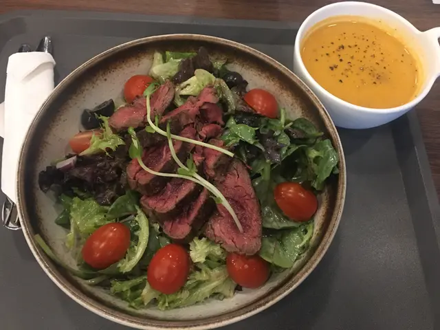 牛扒沙律  steak  salad