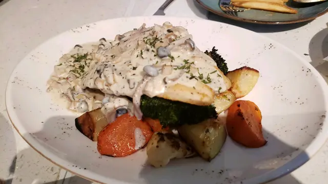 香煎魚柳配燒蔬菜