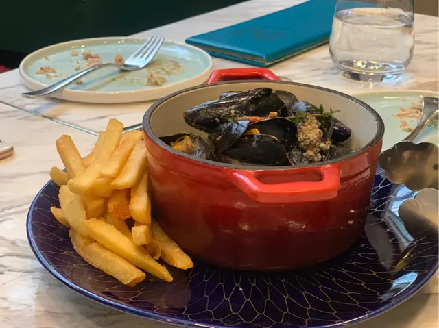 煙肉忌廉白酒藍青口  配薯條