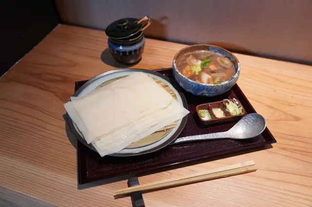 雞肉入沾白布烏冬