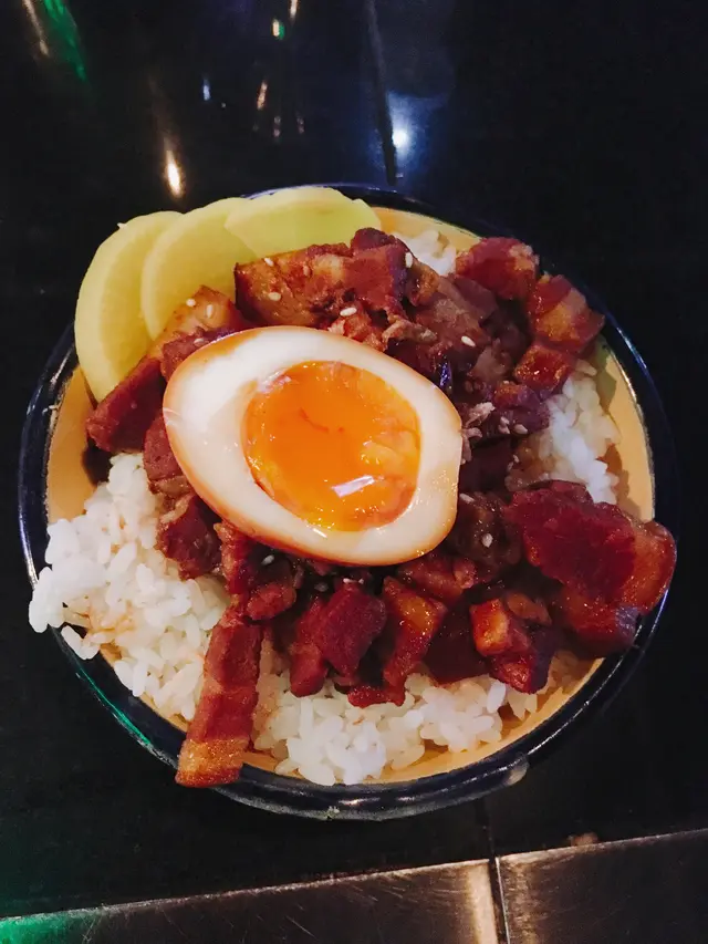溏心蛋滷肉飯
