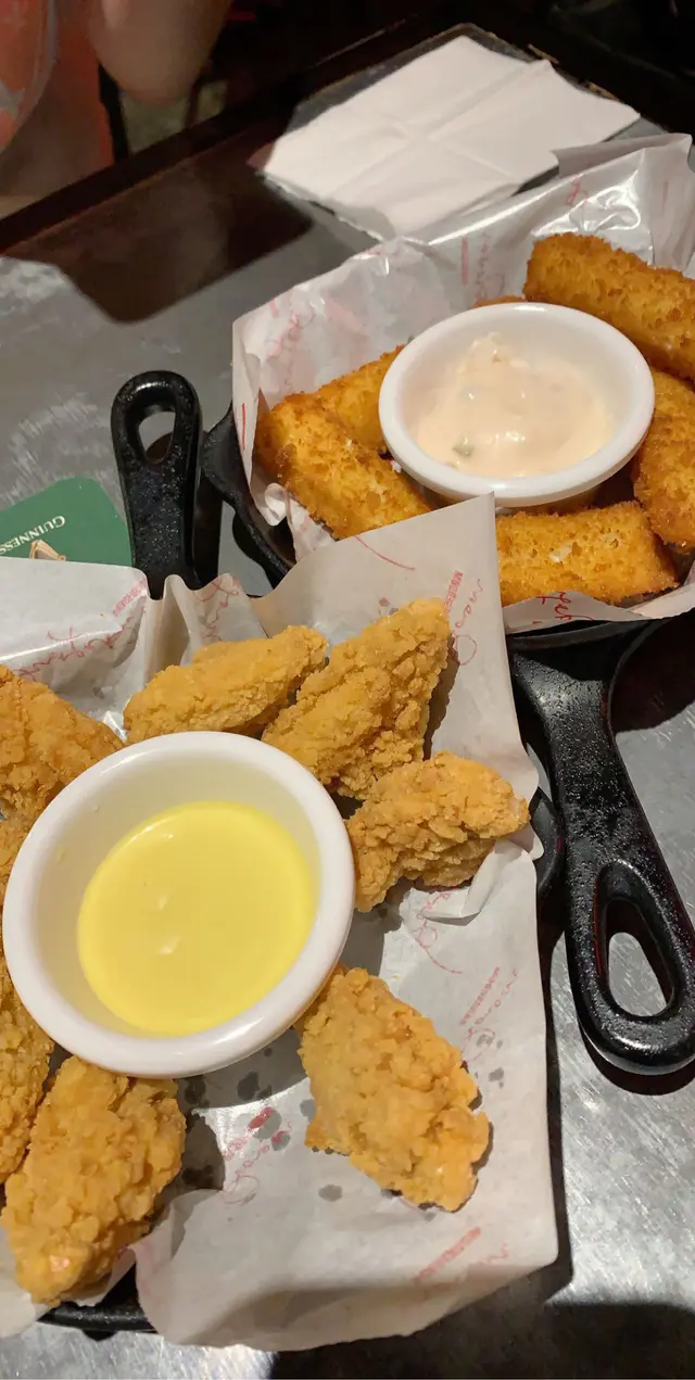 香辣單骨雞翼配蜜糖芥末醬  +  鱈魚手指配他他醬