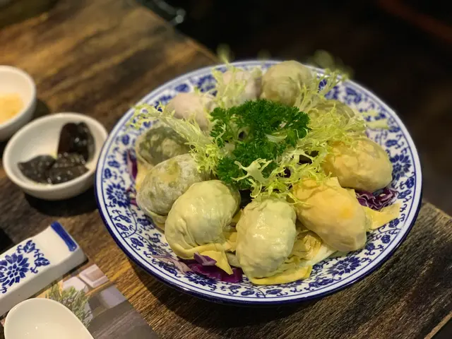 有和牛芝士一口餃、新鮮菜苗帶子餃、韮菜豬肉餃、黑松露野菌餃、黃金沙葛餃