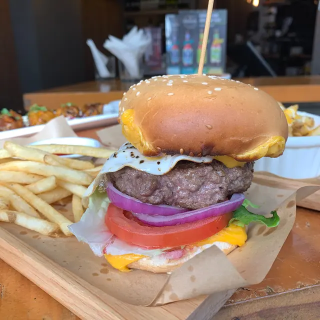 CLASSIC BEEF BURGER