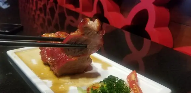 真是拍得住九龍站那家酒店的黑豚叉燒，肉質軟腍，大大件有口感，好好味呀! 超有水準。