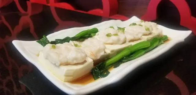 
吃得叉燒多，清清地來個豆腐，豆腐上是花膠，味道清清的，給口腔來股清泉，正。
