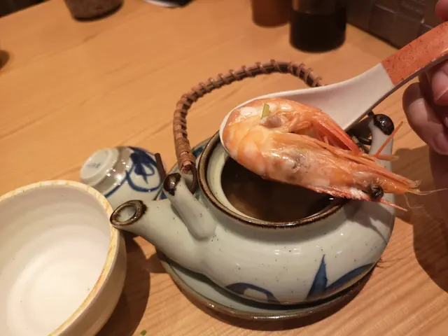 海鮮湯用菜壺盛裝，先撈起想吃的食材，再倒湯進小碗品嘗，很是有趣，
有魚肉、雞肉、大蝦等，非常豐富，喝起來也倍感鮮甜，層次豐富