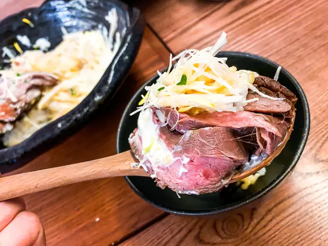 酸忌廉慢煮牛柳丼