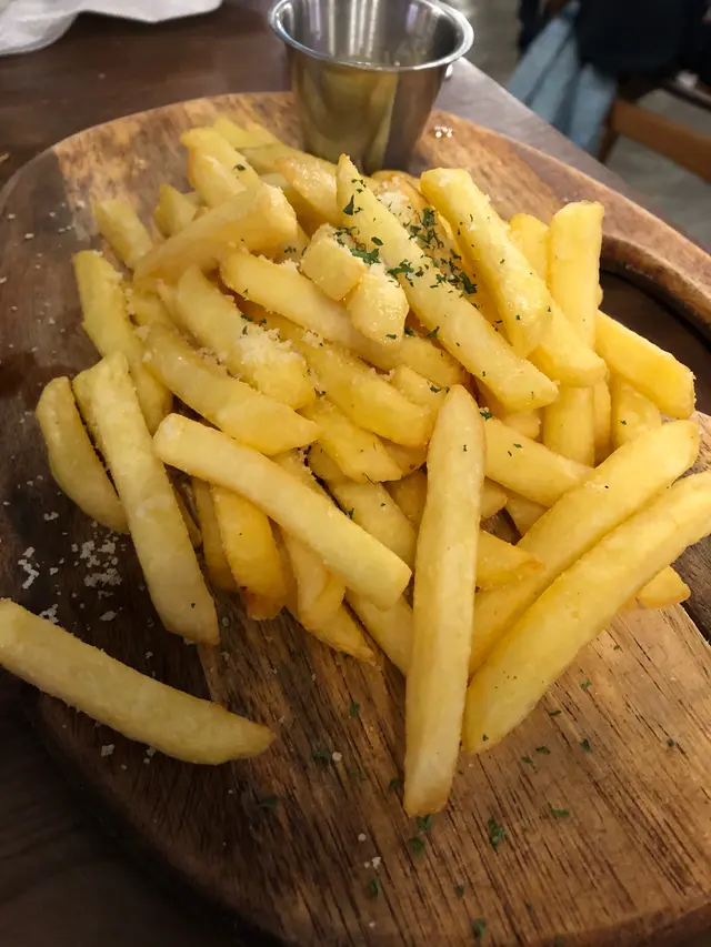 炸薯條配檸檬乳酪醬