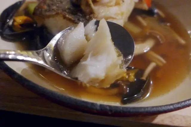 焗阿拉斯加深海比目魚配昆布湯