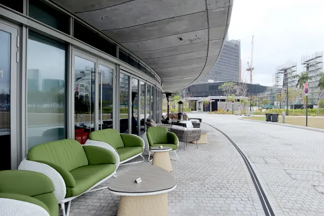 戶外雅座就在西九海濱長廊上可飽覽無敵海景