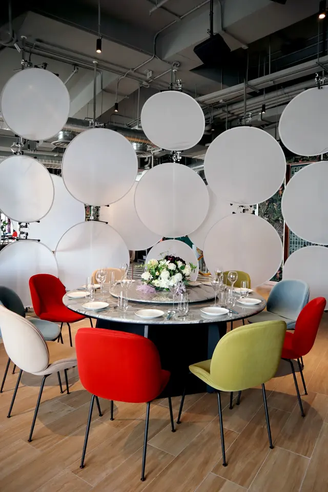 VIP用餐區破天荒引入3D全息投影技術，可以配合客人要求用影像和音效說故事