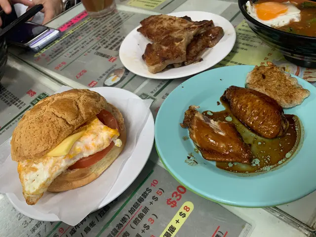 招牌波羅包,雞翼,豬扒