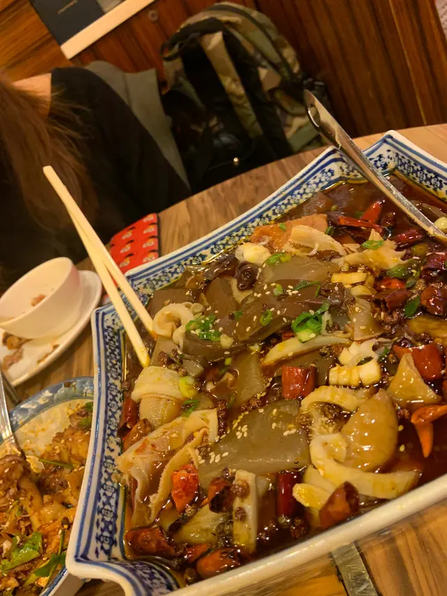 叫左個毛血旺，有午餐肉，牛柏葉，蓮藕，木耳，魔芋塊，豬紅、仲加左薯粉，份量大，夠麻辣，三四個人都夠食，正