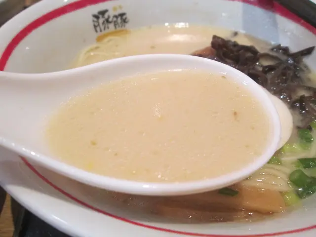 豚骨湯味道香濃，且不算油膩